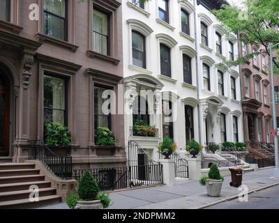 Una strada attraente di case cittadine ben conservate del 19th° secolo nel quartiere Brooklyn Heights di New York City. Foto Stock