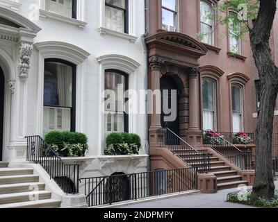 Una strada attraente di case cittadine ben conservate del 19th° secolo nel quartiere Brooklyn Heights di New York City. Foto Stock