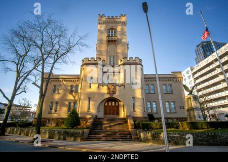 White Plains, NY - USA - 10 febbraio 2023 Vista orizzontale dell'Armeria White Plains. Un edificio storico a White Plains, New York, nella Contea di Westchester Foto Stock