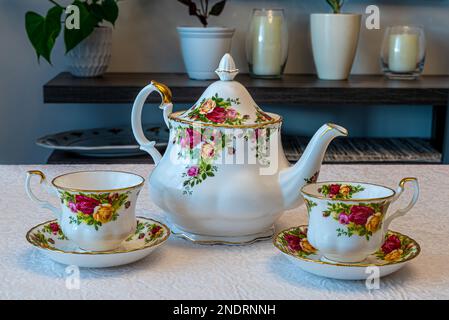 Stoviglie in porcellana Royal Albert, tazza da caffè. Fiori dipinti a mano. Può essere utilizzato per illustrare piatti in porcellana nei giornali. Foto Stock