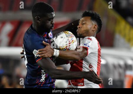 Wilson Morelo di Santa Fe e Cristian Tovar di Deportivo pasto durante la partita della BetPlay Dimayor League tra l'Independiente Santa Fe e il Deportivo pasto allo stadio El Campin di Bogotà, Colombia, il 14 febbraio 2023. Foto di: Cristian Bayona/Long Visual Press Foto Stock