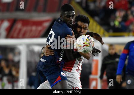 Wilson Morelo di Santa Fe e Cristian Tovar di Deportivo pasto durante la partita della BetPlay Dimayor League tra l'Independiente Santa Fe e il Deportivo pasto allo stadio El Campin di Bogotà, Colombia, il 14 febbraio 2023. Foto di: Cristian Bayona/Long Visual Press Foto Stock