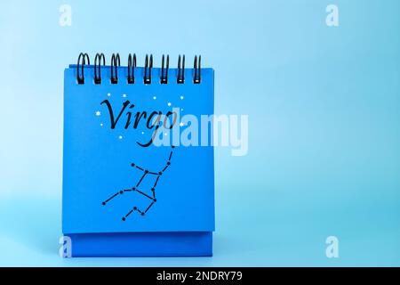 Virgo segno zodiaco sul blocco note blu del calendario della scrivania. Oroscopo e concetto di astrologia. Foto Stock