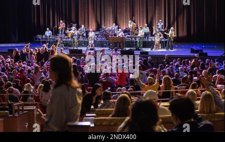 Hollywood, Stati Uniti. 15th Feb, 2023. Jimmy Buffett & The Coral Reefer Band durante il Second Wind Tour 2023, concerto presso l'Hard Rock Live presso il Seminole Hotel and Casino Hollywood, a Hollywood, Florida, mercoledì 15 febbraio 2023. Foto di Gary i Rothstein/UPI Credit: UPI/Alamy Live News Foto Stock