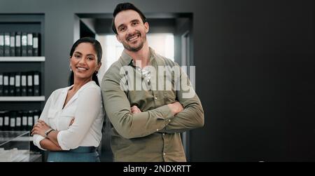 Nessuno ha la schiena come fa il mio partner. due giovani architetti che lavorano insieme in un ufficio moderno. Foto Stock