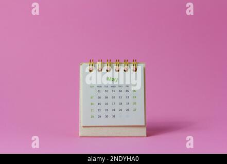 Calendario da tavolo per maggio 2023 su sfondo rosa Foto Stock