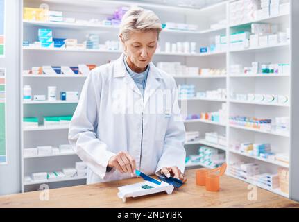 Farmacia donna, pillole e conteggio in magazzino per lo stock, prodotto e medicina per la salute sul tavolo con strumenti. Selezione, gestione e attenzione del farmacista Foto Stock