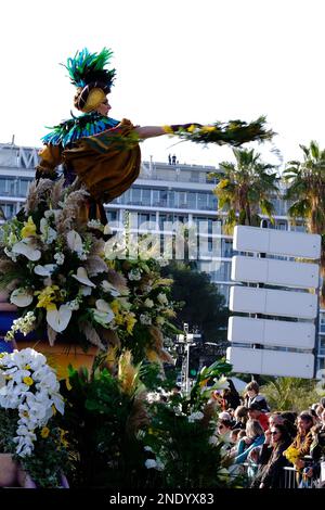 Nizza, Francia. 15th Feb, 2023. Un'attrice distribuisce fiori al pubblico durante la parata della Battaglia dei Fiori del Carnevale di Nizza, 15 febbraio 2023. Credit: Servizio Haouzi/ Xinhua/Alamy Live News Foto Stock