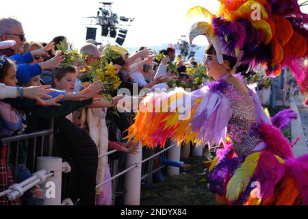 Nizza, Francia. 15th Feb, 2023. Un'attrice distribuisce fiori al pubblico durante la parata della Battaglia dei Fiori del Carnevale di Nizza, 15 febbraio 2023. Credit: Servizio Haouzi/ Xinhua/Alamy Live News Foto Stock