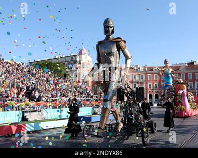 Nizza, Francia. 15th Feb, 2023. Gli attori si esibiscono durante la parata Battaglia dei Fiori del Carnevale di Nizza, a Nizza, in Francia, 15 febbraio 2023. Credit: Servizio Haouzi/ Xinhua/Alamy Live News Foto Stock