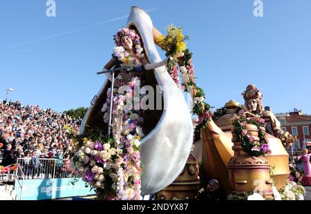 Nizza, Francia. 15th Feb, 2023. Un'attrice si esibisce durante la parata Battaglia dei Fiori del Carnevale di Nizza, a Nizza, in Francia, il 15 febbraio 2023. Credit: Servizio Haouzi/ Xinhua/Alamy Live News Foto Stock