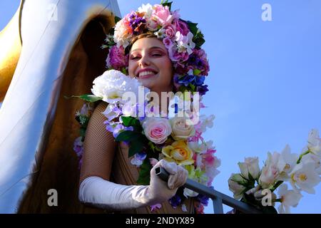 Nizza, Francia. 15th Feb, 2023. Un'attrice si esibisce durante la parata Battaglia dei Fiori del Carnevale di Nizza, a Nizza, in Francia, il 15 febbraio 2023. Credit: Servizio Haouzi/ Xinhua/Alamy Live News Foto Stock