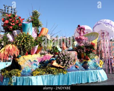 Nizza, Francia. 15th Feb, 2023. Un'attrice si esibisce durante la parata Battaglia dei Fiori del Carnevale di Nizza, a Nizza, in Francia, il 15 febbraio 2023. Credit: Servizio Haouzi/ Xinhua/Alamy Live News Foto Stock