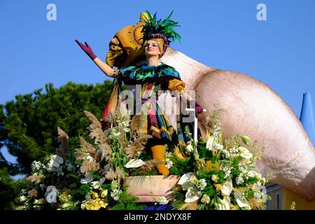 Nizza, Francia. 15th Feb, 2023. Un'attrice si esibisce durante la parata Battaglia dei Fiori del Carnevale di Nizza, a Nizza, in Francia, il 15 febbraio 2023. Credit: Servizio Haouzi/ Xinhua/Alamy Live News Foto Stock