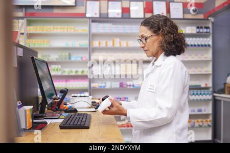 Ordine, pillole e farmacista che scansiona la medicina ad un checkout per il servizio in una farmacia. Assistenza sanitaria, medica e donna su un pc dell'ospedale per eseguire la scansione di una scatola Foto Stock