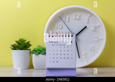 Febbraio 2023.Calendario desktop sul desktop per la pianificazione e la gestione Foto Stock