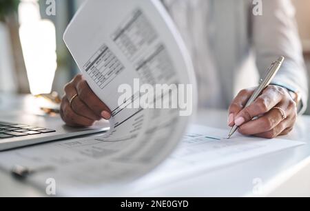 Scriva la vostra propria storia di successo. una donna d'affari irriconoscibile che compila i documenti nel suo ufficio. Foto Stock