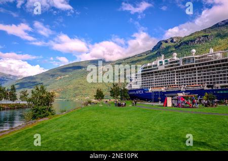 Flam, Norvegia, 17 2022 agosto: Una nave da crociera ormeggiata all'estremità interna di Aurlandsfjord con il fiume Flam sulla sinistra. Foto Stock