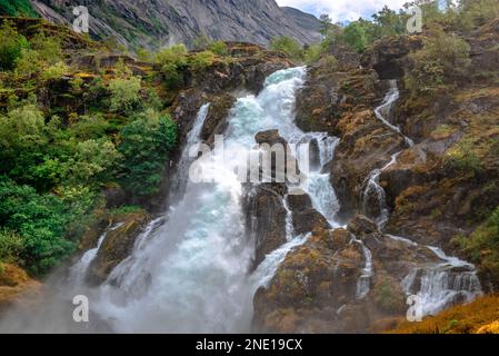 Kleivafossen, una cascata situata nei pressi di Briksdal e del ghiacciaio di Brikdal, nel Parco Nazionale di Jostedalsbreen, Norvegia. Foto Stock