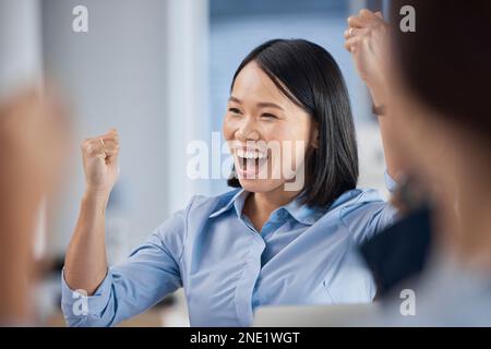 Donna d'affari, vincitore e successo, pugno pompa e le grazie, felice con successo professionale e la presentazione vincere. Dipendente asiatico, vincendo e. Foto Stock