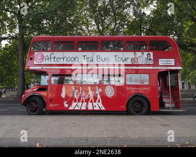 LONDRA, Regno Unito - CIRCA IL 2022 OTTOBRE: Tour pomeridiano del tè in autobus della Brigits Bakery Foto Stock