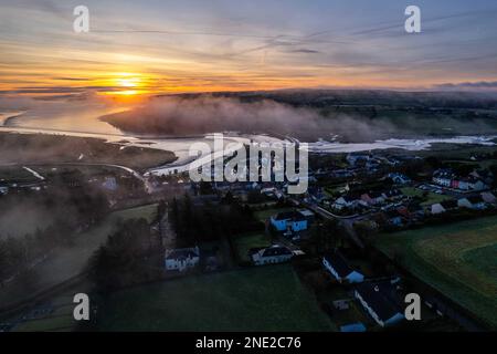 Timoleague, West Cork, Irlanda. 16th Feb, 2023. Il sole sorge su Timoleague, West Cork, questa mattina, mentre la nebbia permane sull'estuario di Timoleague. Foto: Andy Gibson. Credit: AG News/Alamy Live News Foto Stock