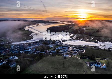 Timoleague, West Cork, Irlanda. 16th Feb, 2023. Il sole sorge su Timoleague, West Cork, questa mattina, mentre la nebbia permane sull'estuario di Timoleague. Foto: Andy Gibson. Credit: AG News/Alamy Live News Foto Stock