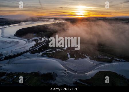 Timoleague, West Cork, Irlanda. 16th Feb, 2023. Il sole sorge su Timoleague, West Cork, questa mattina, mentre la nebbia permane sull'estuario di Timoleague. Foto: Andy Gibson. Credit: AG News/Alamy Live News Foto Stock