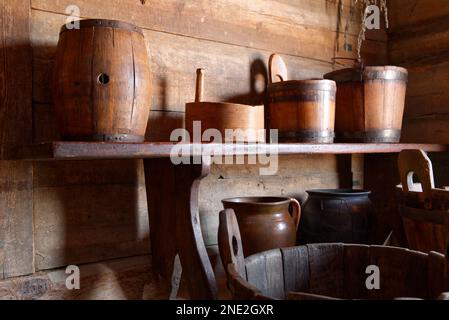 vasi vintage in legno pentole e botti su panca di legno in vecchio rustico polacco casale Foto Stock