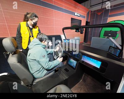 PECHINO, CINA - 16 FEBBRAIO 2023 - i visitatori sperimentano 'Intelligent cockpit System' alla MetaUniverse Technology Concept Exhibition di Zhongguancu Foto Stock