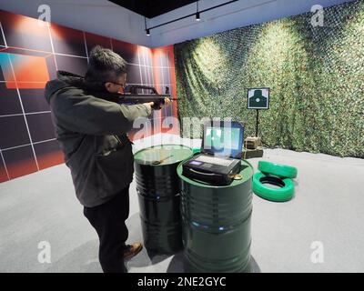 PECHINO, CINA - 16 FEBBRAIO 2023 - i visitatori sperimentano il 'laser target shooting' alla MetaUniverse Technology Concept Exhibition di Zhongguancun Sci Foto Stock