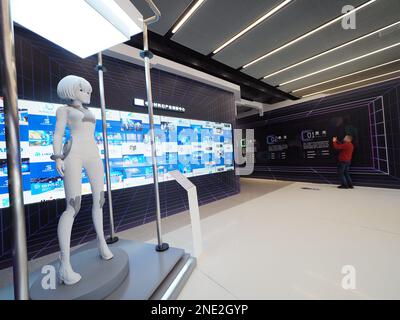 PECHINO, CINA - 16 FEBBRAIO 2023 - i visitatori visitano la MetaUniverse Technology Concept Exhibition al Zhongguancun Science Fiction Industry Innova Foto Stock