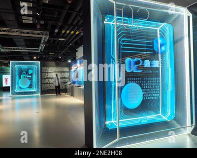 PECHINO, CINA - 16 FEBBRAIO 2023 - i visitatori visitano la MetaUniverse Technology Concept Exhibition al Zhongguancun Science Fiction Industry Innova Foto Stock