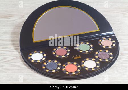 Primelin – Francia, 16 novembre 2020 : aprire Maxbrands eye shadow box Foto Stock