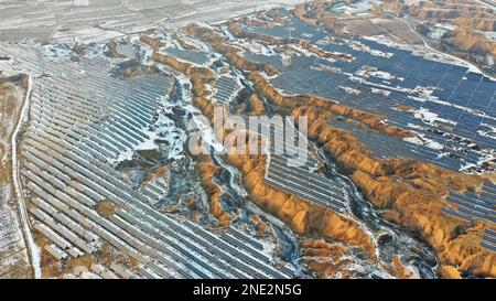ZHANGJIAKOU, CINA - 16 FEBBRAIO 2023 - Foto aerea scattata il 16 febbraio 2023 mostra la centrale fotovoltaica di Dhabuzi nella città di Gujiaying di Zhangjiakou Cit Foto Stock