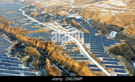 ZHANGJIAKOU, CINA - 16 FEBBRAIO 2023 - Foto aerea scattata il 16 febbraio 2023 mostra la centrale fotovoltaica di Dhabuzi nella città di Gujiaying di Zhangjiakou Cit Foto Stock