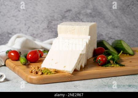 Formaggio bianco maturo. Formaggio feta a base di latte di vacca su tavola di legno. Prodotti lattiero-caseari Foto Stock