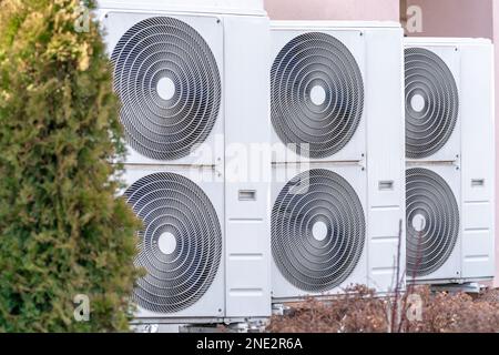 pompe di calore per il riscaldamento e il riscaldamento dell'acqua negli edifici Foto Stock