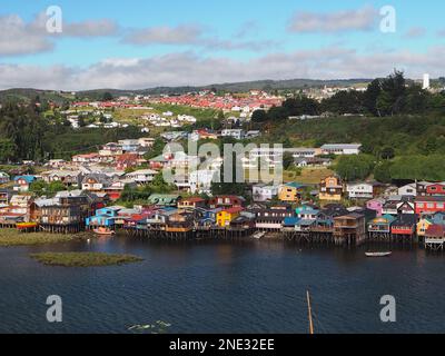 Vista che guarda giù sulle case palafito al lago nella città di Castro, Isola di Chiloe, Cile Foto Stock