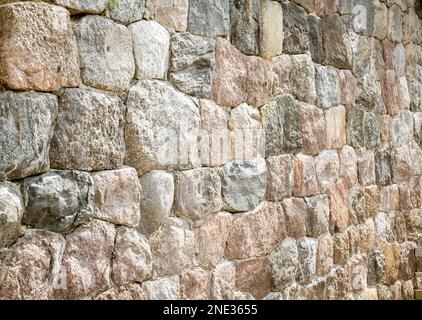 muro di fortezza fatto di massi naturali primo piano. Foto Stock
