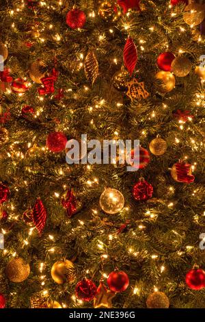 Ornamenti luminosi sull'albero di Natale Foto Stock