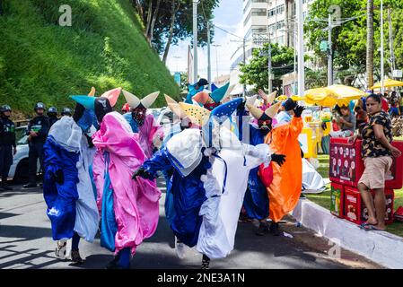 Salvador, Bahia, Brasile - 11 febbraio 2023: Gruppo di persone in costume corrono durante la parata di Fuzue a Salvador, Bahia. Foto Stock