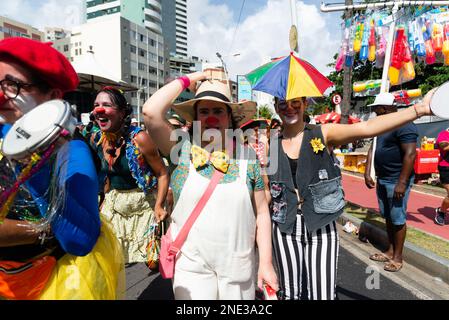 Salvador, Bahia, Brasile - 11 febbraio 2023: Gli artisti del circo si esibiscono durante la parata di Fuzue a Salvador, Bahia. Foto Stock