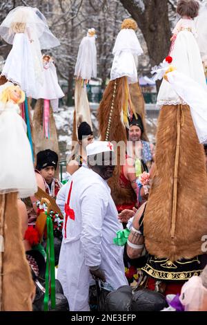 Ballerini Kukeri dalla Bulgaria centrale dopo lo spettacolo al Surva International Masquerade and Mummers Festival di Pernik, Bulgaria, Europa orientale, UE Foto Stock