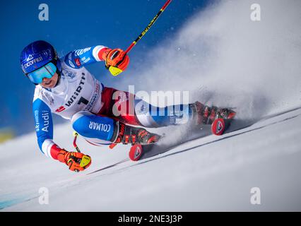 Courchevel, Francia. 16th Feb, 2023. Sci alpino: Campionati del mondo, slalom gigante femminile: Tessa Worley di Francia sci in 1st run. Credit: Michael Kappeler/dpa/Alamy Live News Foto Stock