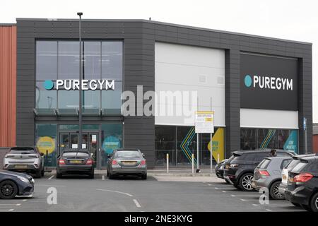 PureGym nel centro di Kirkby Foto Stock