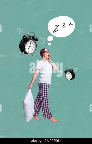 Collage foto verticale di giovane stanca ragazza sovraccarica indossare pajama tenere cuscino timer sveglia buon mattino sbadiglio isolato su sfondo grigio blu Foto Stock