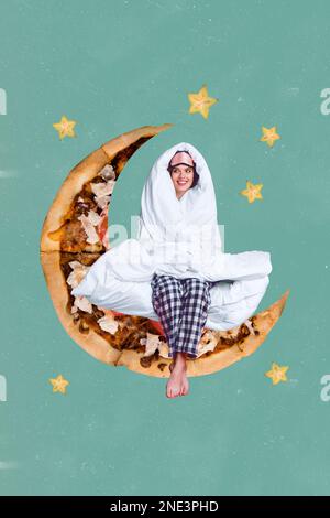 Collage foto verticale di giovane risveglio positivo ragazza sonnolenta indossare pajama copripiumino seduta sogno notte luna pizza isolato su sfondo blu Foto Stock