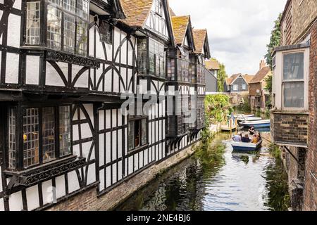 Canterbury, Kent, regno unito, 22, Agosto 2022 Turismo godendo di un tour guidato in barca nel cuore della vecchia Canterbury. Foto Stock