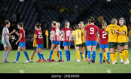 Gosford, Australia. 16th Feb, 2023. I giocatori di Matildas Australia e Czechia si stringono le mani dopo la partita durante la partita di Coppa delle nazioni tra l'Australia Matildas e la Czechia allo Stadio del Gruppo Indostree il 16 febbraio 2023 a Gosford, Australia. (Foto : Izhar Khan) IMMAGINE LIMITATA AD USO EDITORIALE - RIGOROSAMENTE NESSUN USO COMMERCIALE Credit: Izhar Ahmed Khan/Alamy Live News/Alamy Live News Foto Stock